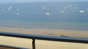 A view of the sea with several boats and a sandy beach. - Caravelles palace ***** the most beautiful apartment in Arcachon on the beach (Arcachon)