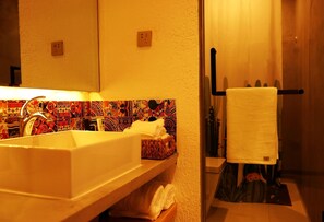 Dusche, kostenlose Toilettenartikel, Haartrockner, Hausschuhe