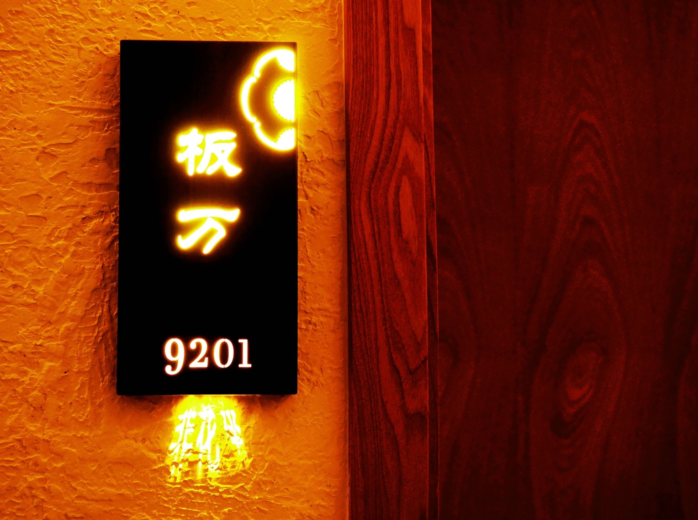 Hochwertige Bettwaren, Schreibtisch, Verdunkelungsvorhänge