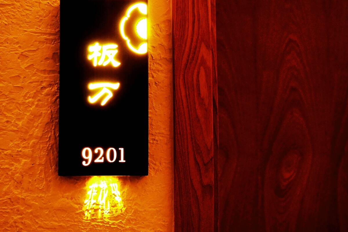 Hochwertige Bettwaren, Schreibtisch, Verdunkelungsvorhänge