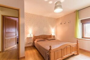 4 bedrooms, iron/ironing board, WiFi, bed sheets