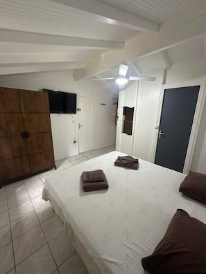 2 habitaciones, tabla de planchar con plancha y wifi gratis