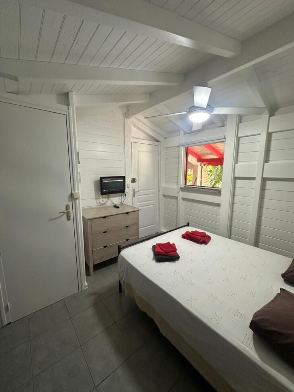 2 عدّة غرف نوم ومكواة/لوح كي وواي فاي مجانًا وملاءات أسرّة