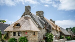 A stone building with a thatched roof and multiple chimneys. - Quiet, 3-star rated house, 800m from beaches and coastal paths (Tregunc)