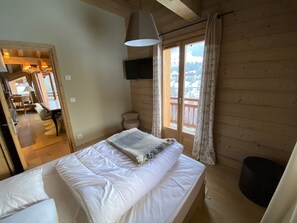 3 bedrooms, iron/ironing board, travel cot, WiFi