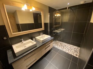Badewanne, Haartrockner, Handtücher