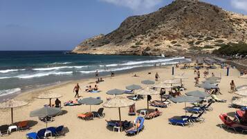 Una spiaggia nelle vicinanze, un bar sulla spiaggia