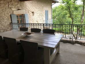 Outdoor dining - Gite Rose Very Much Charming (Charmes-sur-l'Herbasse)