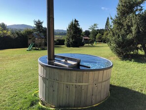 Outdoor spa tub - Gite Rose Very Much Charming (Charmes-sur-l'Herbasse)