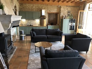 Smart-TV, Kamin, Kinderspielzeug, Bücher