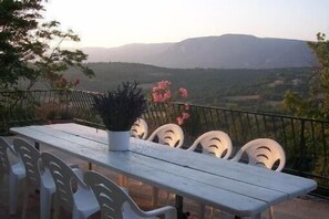 Outdoor dining - Your vacations in Provence Luberon... (caseneuve)