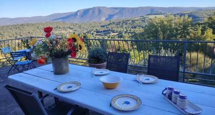 In Caseneuve im Luberon heißt Sie das "Maison d'Angéline" willkommen ...