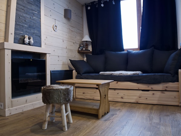 TV, fireplace