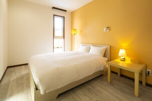 Escritorio, sistema de insonorización, wifi gratis y ropa de cama 