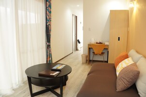 Escritorio, sistema de insonorización, wifi gratis y ropa de cama 