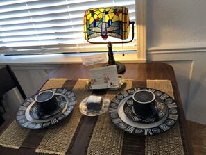 Réfrigérateur, micro-ondes, cafetière/bouilloire, grille-pain