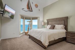 5 bedrooms, desk, iron/ironing board, travel crib