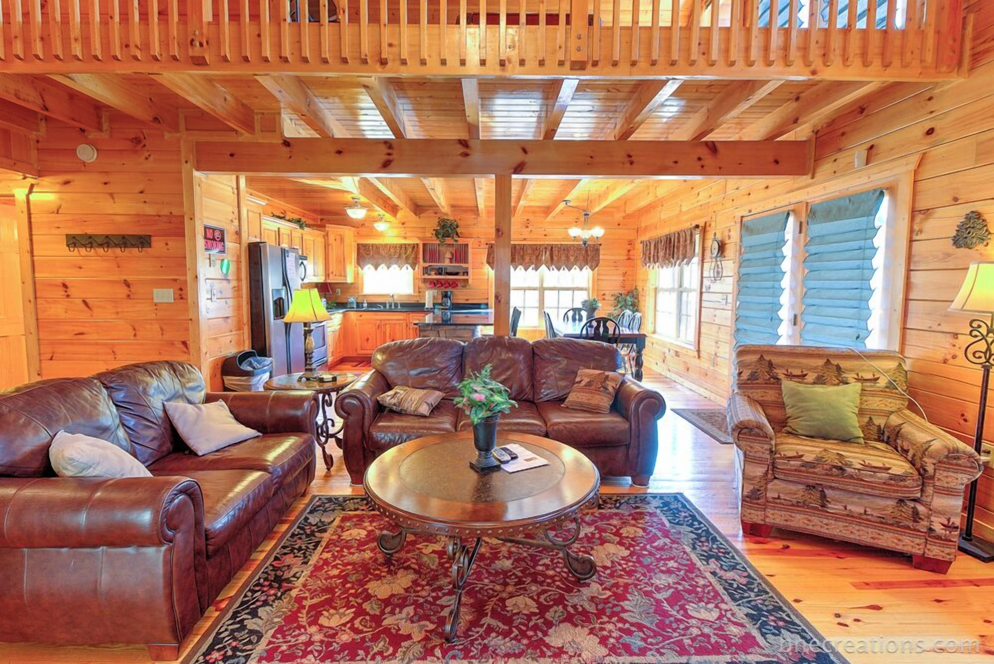 Smart TV, chimenea, libros y estéreo 