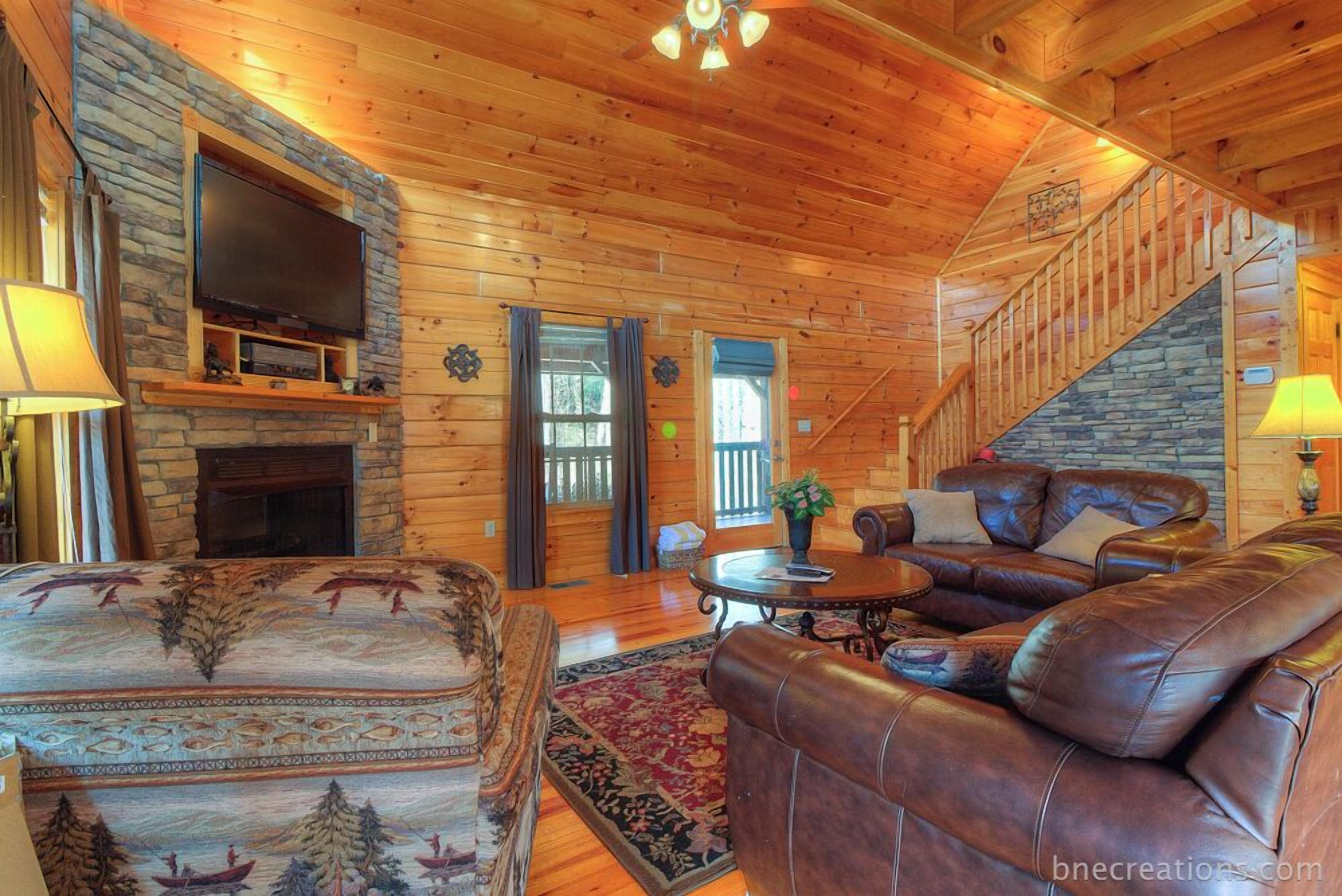 Smart TV, chimenea, libros y estéreo 