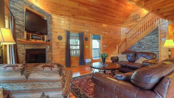 Smart TV, chimenea, libros y estéreo