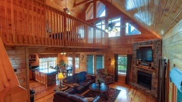 Smart TV, chimenea, libros y estéreo