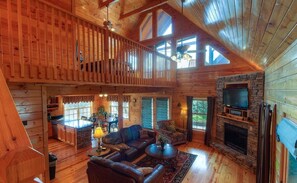 TV connectée, cheminée, livres, chaîne hi-fi