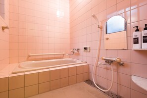 하우스 (Private Vacation Home) | 욕실 | 별도의 욕조 및 샤워 시설, 무료 세면용품, 헤어드라이어, 슬리퍼