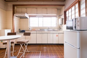 Casa (Private Vacation Home) | Cocina básica privada | Frigorífico, microondas, placa de cocina y cafetera o tetera