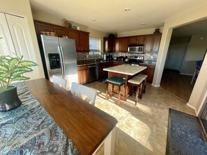 Jääkaappi, mikroaaltouuni, uuni, liesi