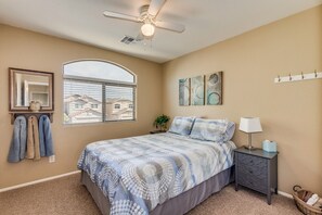 3 quartos, escrivaninha, ferros/tábuas de passar roupa