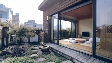 4F京都六人房 | 記憶床墊、獨特裝潢、筆電工作空間、隔音
