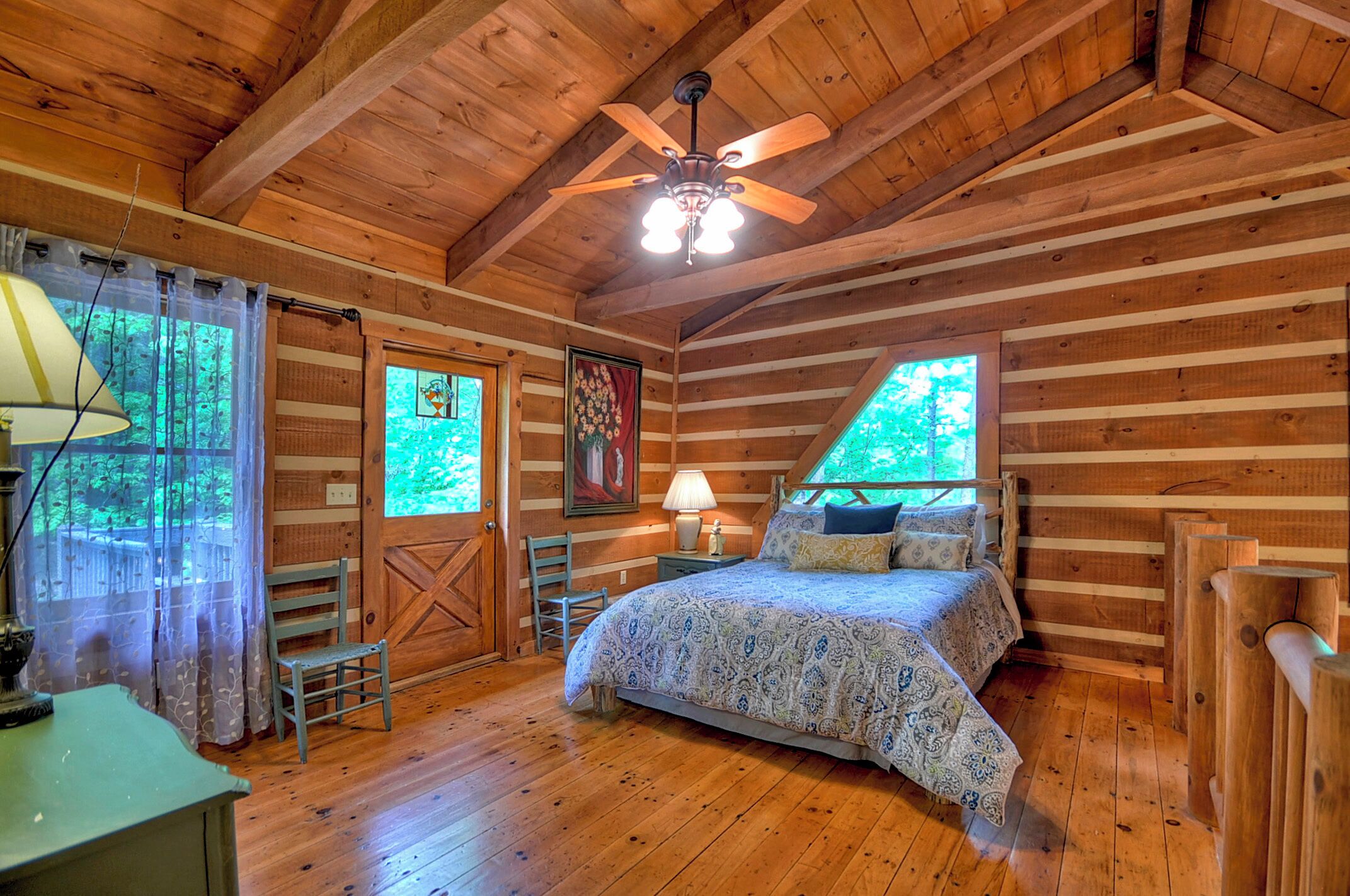 4 bedrooms, desk, WiFi, bed sheets