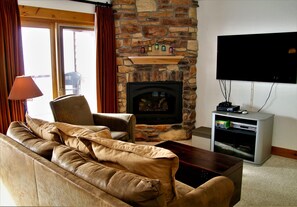 Smart TV, chimenea, videojuegos y reproductor de DVD 