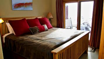 3 bedrooms, desk, iron/ironing board, travel cot