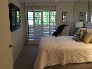 3 camere, una scrivania, Internet