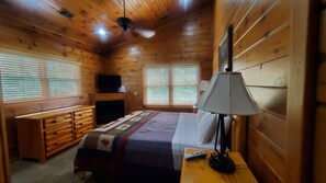 4 makuuhuonetta, silitysrauta/-lauta, ilmainen Wi-Fi, vuodevaatteet