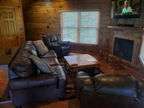 Älytelevisio, takka, videopelejä, DVD-soitin