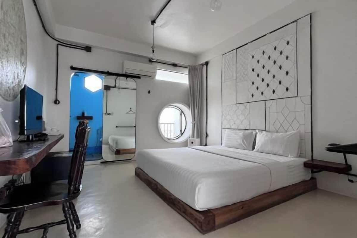 Minibar, rollaway beds, free WiFi, bed sheets