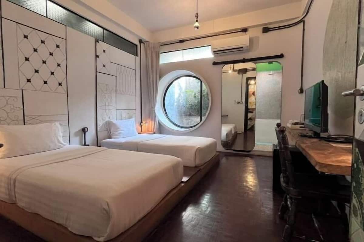 Minibar, rollaway beds, free WiFi, bed sheets