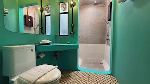 Een badkamer met toilet, wastafel en douche.