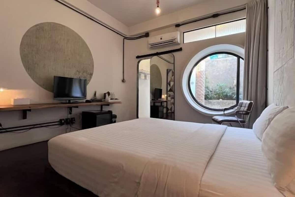 Minibar, rollaway beds, free WiFi, bed sheets