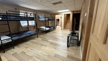 6 habitaciones, tabla de planchar con plancha y cuna de viaje