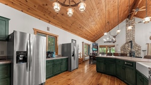 Coffee/tea maker, fridge, microwave, oven - The Red Elk Lodge! Lakefront in Quiet Cove with Private Dock and Fishing Canoes! (Branson)