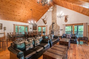 Smart TV - Best Lakefront Lodge in Branson! Dock, Fishing Canoes, Pool Table! (Branson)
