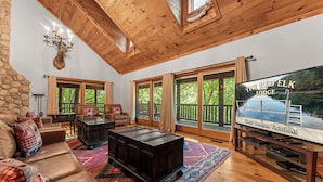 Smart TV - The Red Elk Lodge! Lakefront in Quiet Cove with Private Dock and Fishing Canoes! (Branson)