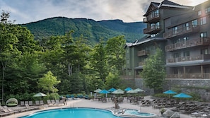 Lämmitetty uima-allas