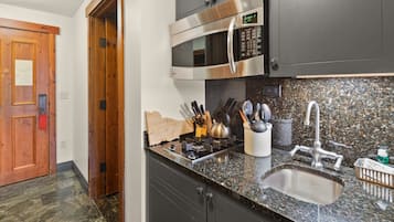 JÀÀkaappi, mikroaaltouuni, liesi, astianpesukone