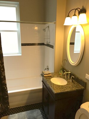 Badewanne, Haartrockner, Handtücher, Toilettenpapier