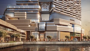 Un bâtiment moderne doté d’une architecture originale, avec plusieurs niveaux et des balcons.