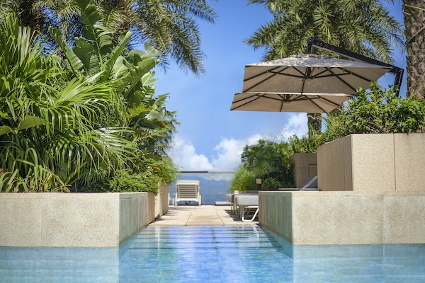 Kolam renang terbuka, kerusi lepak pantai